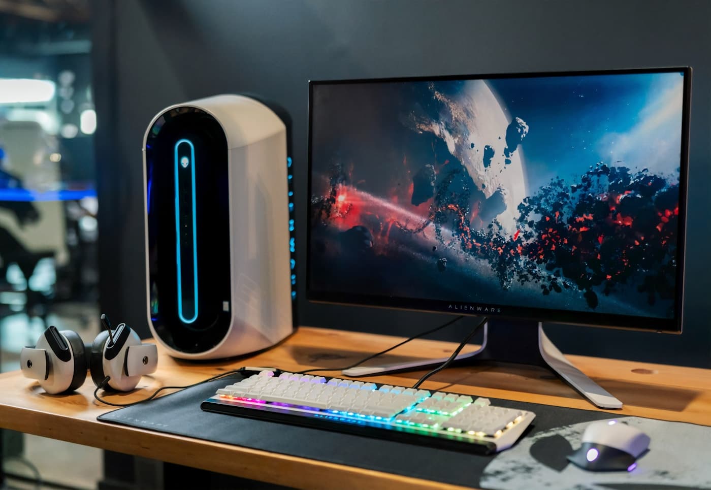 Экран ноутбука с игрой из облака